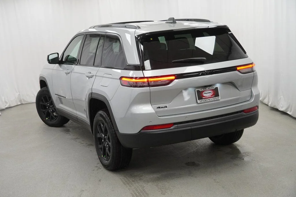 New 2026 Silver Zynith Exterior Paint Jeep Altitude image 11