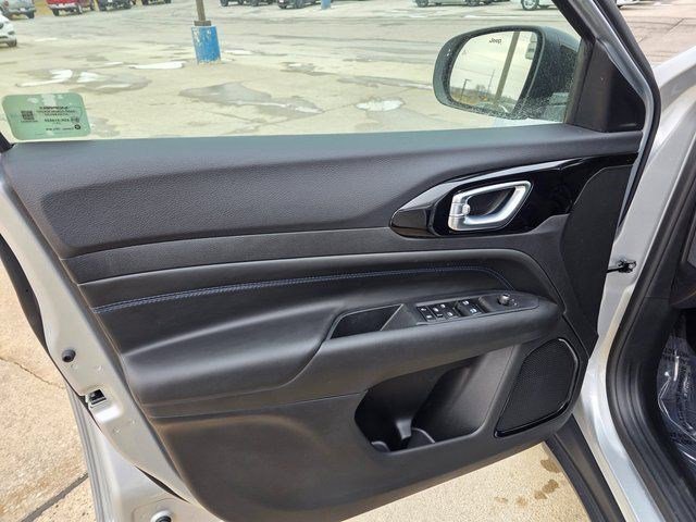 New 2026 Silver Zynith Metallic Clearcoat Jeep Latitude Altitude image 19