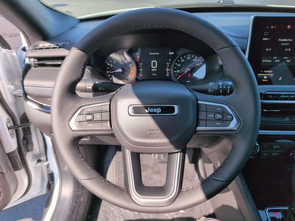 New 2026 Bright White Clearcoat Jeep Latitude image 21