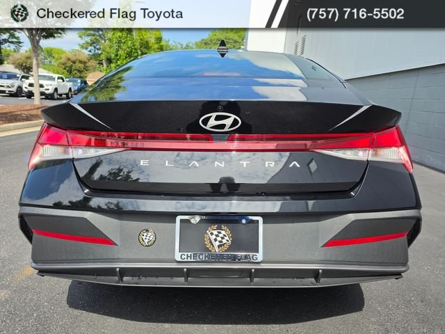 Used 2025 Abyss Black Hyundai SE image 4