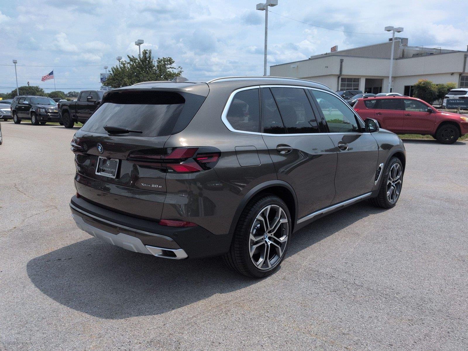 New 2026 Manhattan Green Metallic BMW xDrive50e image 5