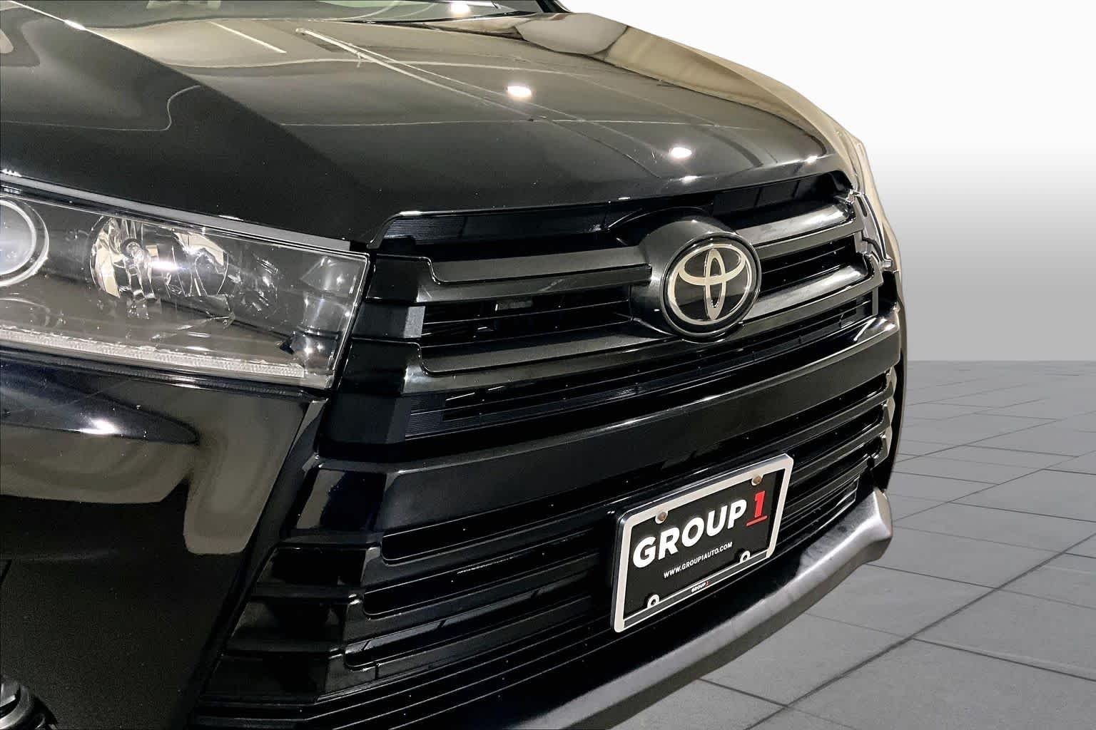 Used 2019 Midnight Black Metallic Toyota SE image 31