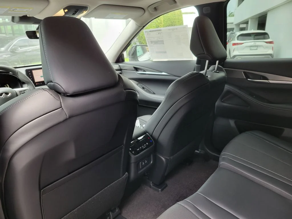 New 2027 RADIANT WHITE INFINITI Pure AWD image 12