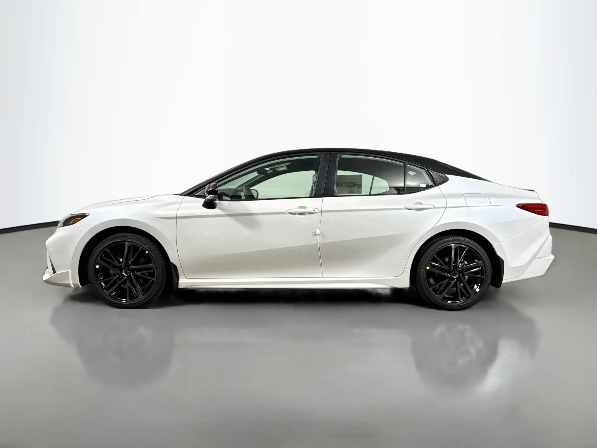 New 2027 Wind Chill Pearl with Midnight Black Metallic roof Toyota XSE image 4
