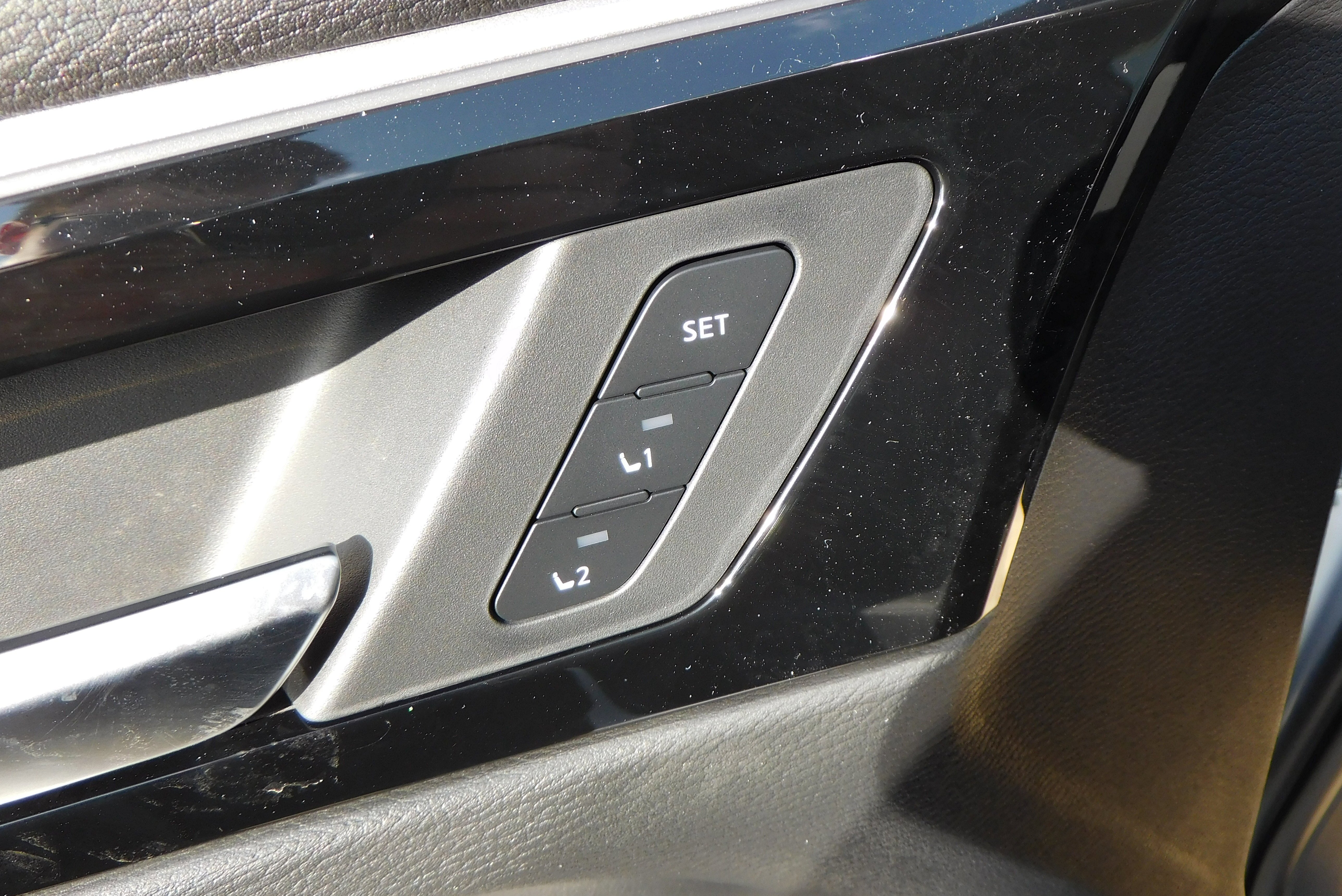 Used 2025 WHITE DIMD Mitsubishi SEL Platinum Edition image 17