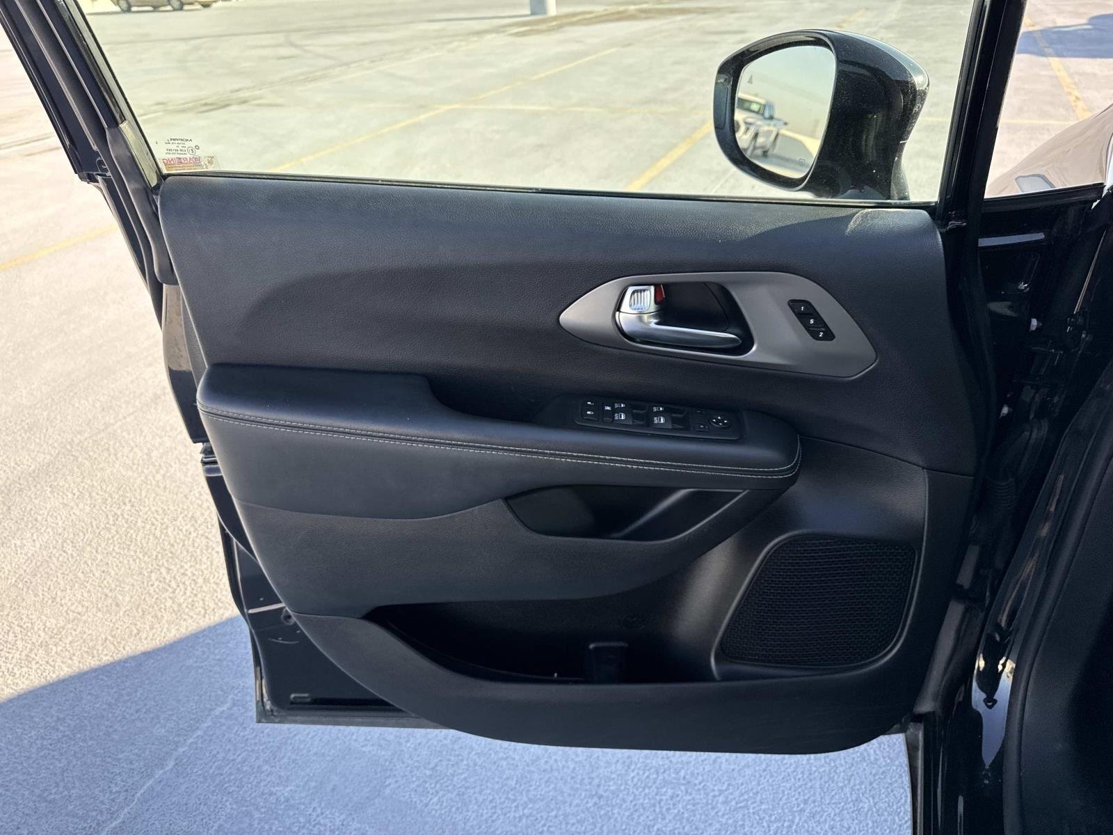 Used 2025 Diamond Black Crystal Pearlcoat Chrysler Select image 19