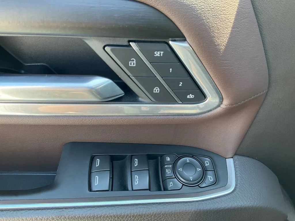 Used 2025 White Frost Tricoat GMC Denali image 28