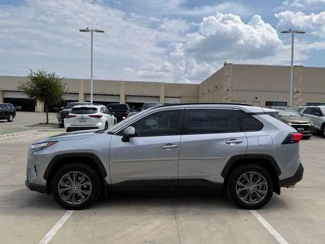 Certified Used 2023 SILVER SKY METALLIC Toyota XLE Premium image 40