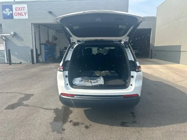 New 2026 Bright White Clear-Coat Exterior Paint Jeep Altitude image 28