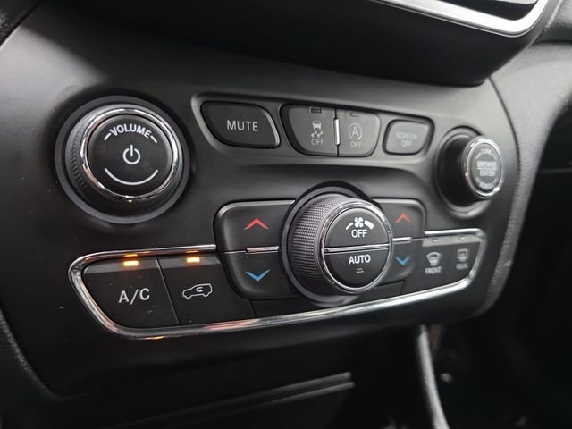 Used 2019 Diamond Black Crystal Pearlcoat Jeep Limited image 22