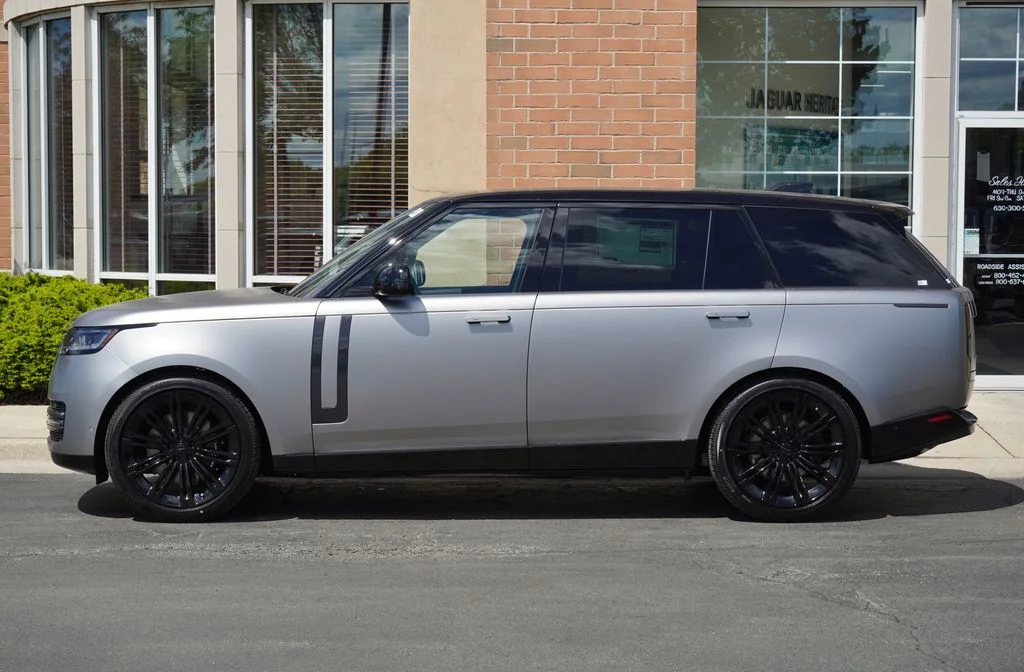 New 2026 Flux Silver Satin Land Rover SE image 2