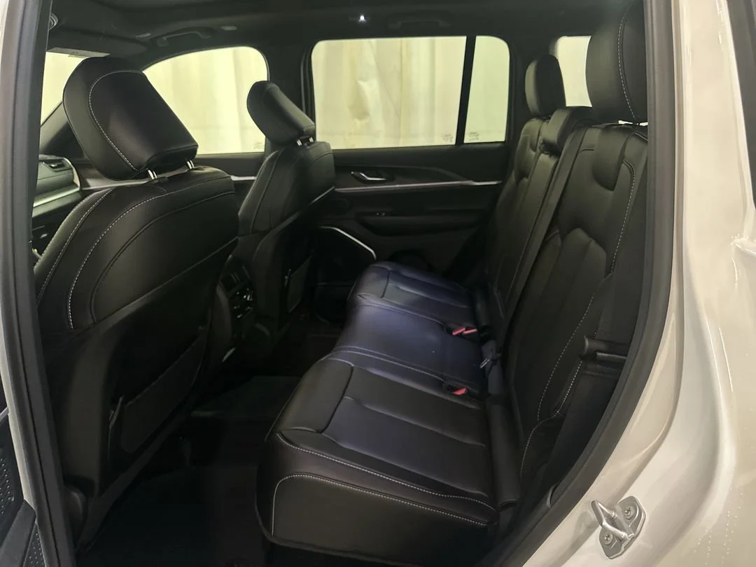 New 2026 Bright White Clear-Coat Exterior Paint Jeep Limited image 19