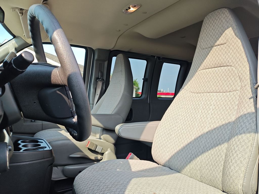 Used 2025 White Chevrolet LT image 13