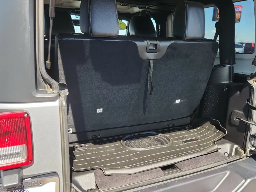 Used 2016 Silver Jeep Rubicon image 9