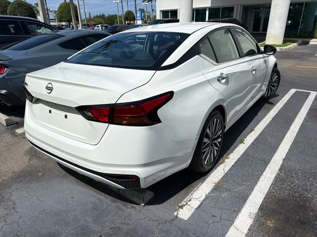 Used 2025 White Nissan 2.5 SV image 3