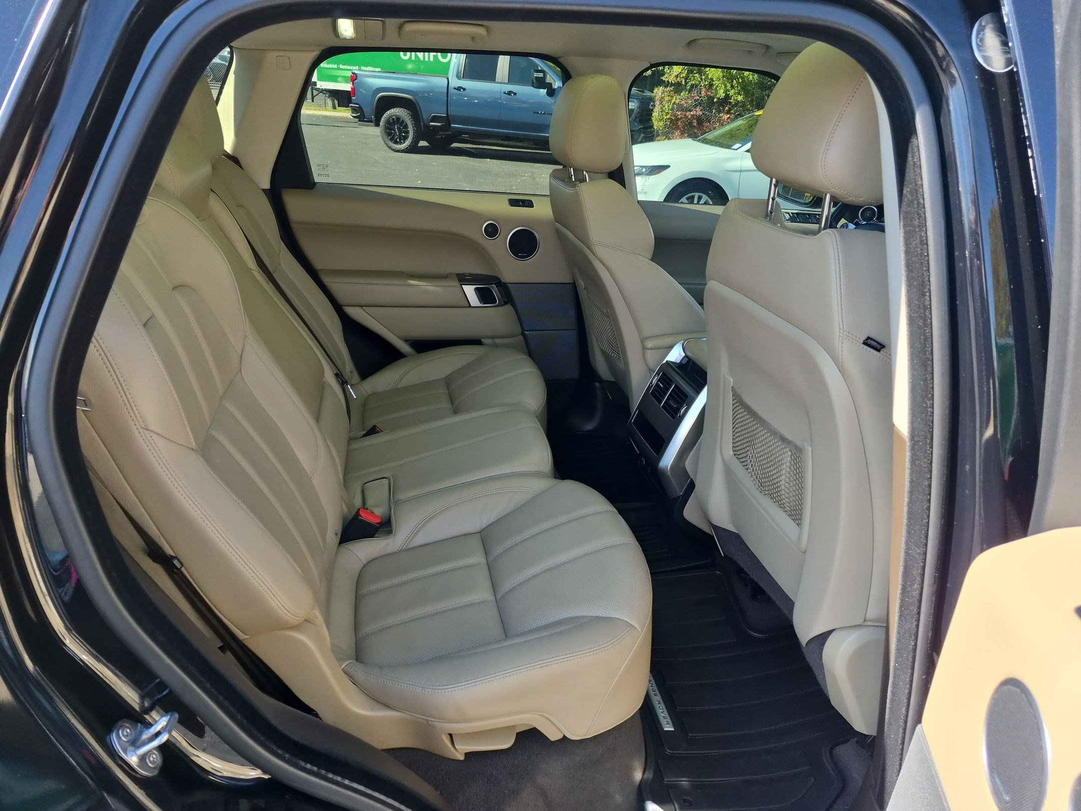 Used 2017  Land Rover SE image 28