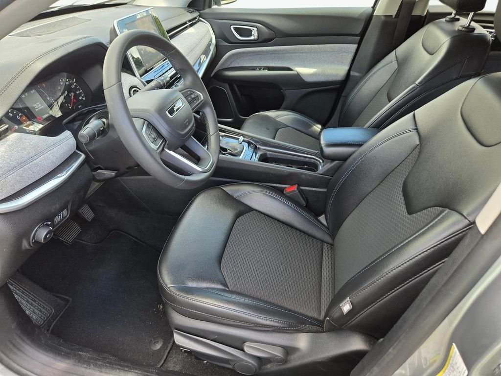 Used 2022 Silver Jeep Latitude image 16