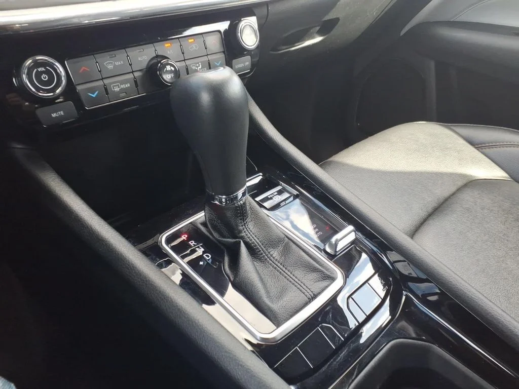 Used 2024 White/off-white Jeep Limited image 19