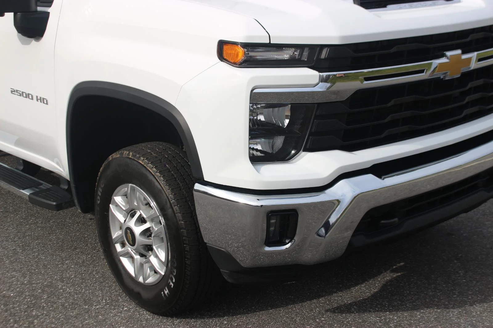 Used 2025 Summit White Chevrolet LT image 9