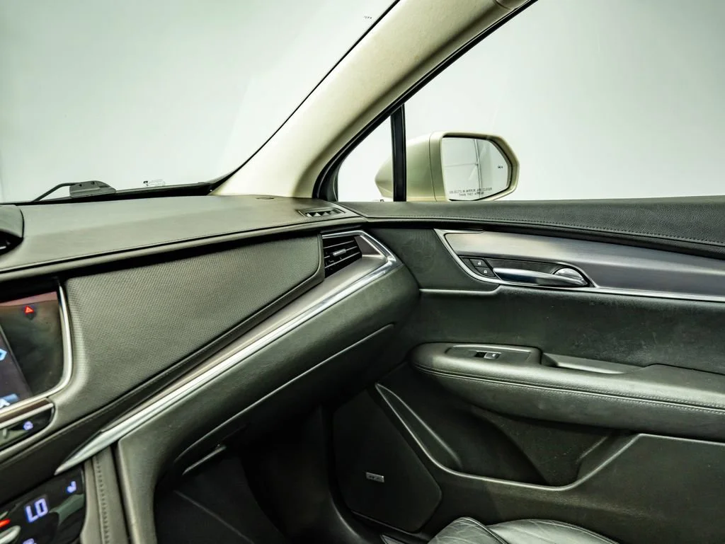 Used 2017 Silver Coast Metallic Cadillac Luxury image 28