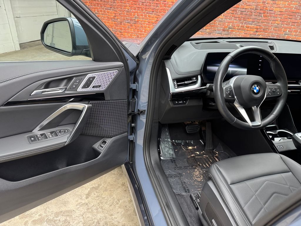 Certified Used 2025  BMW xDrive28i image 8