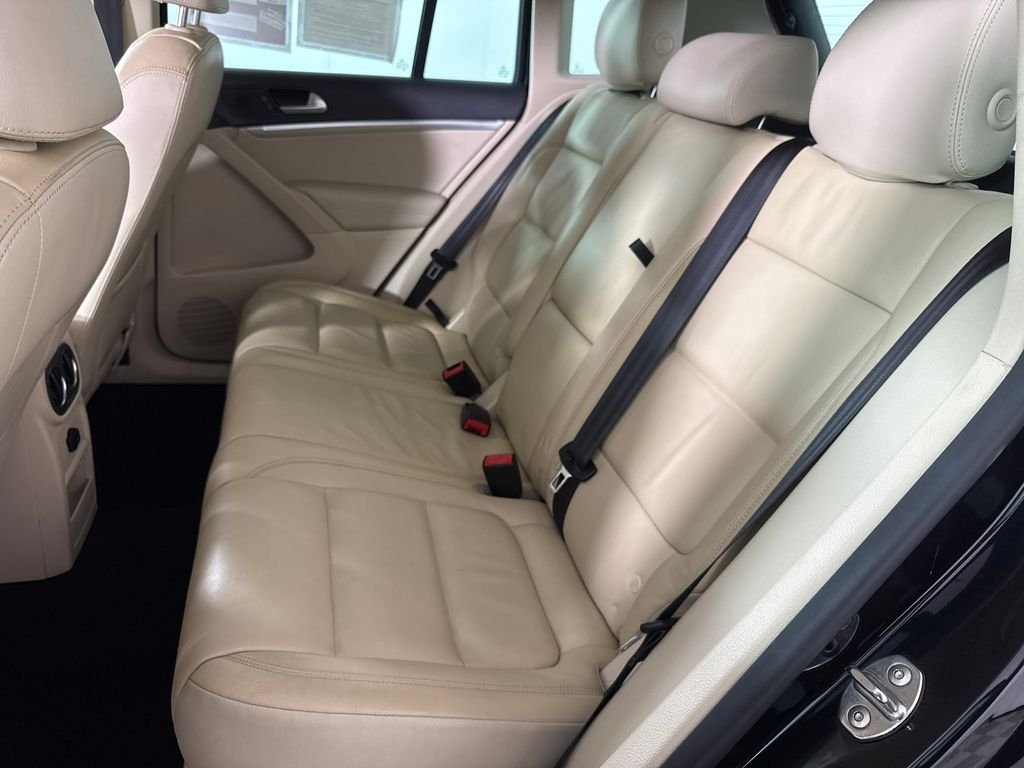 Used 2012  Volkswagen S image 12