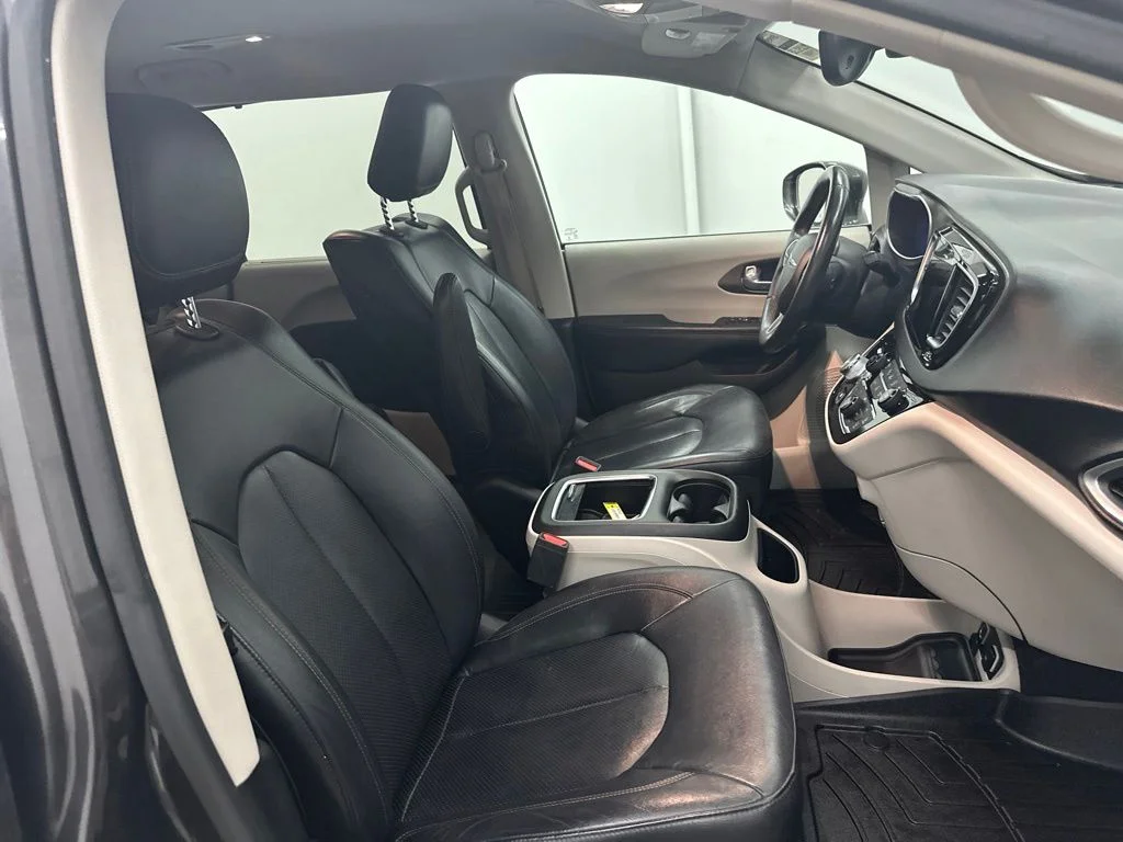 Used 2018 Gray Chrysler Touring L Plus image 28