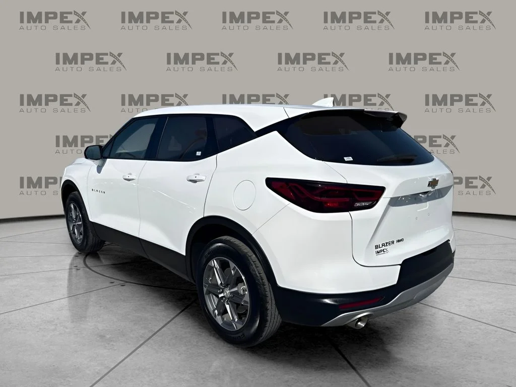 Used 2025 White Chevrolet LT image 3
