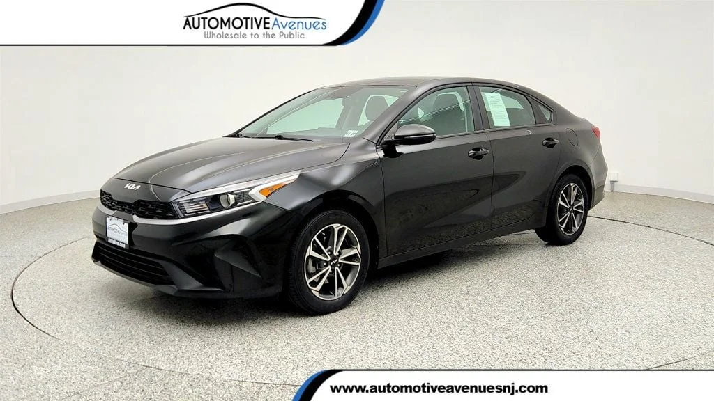 2023 Kia Forte LXS AT's photo