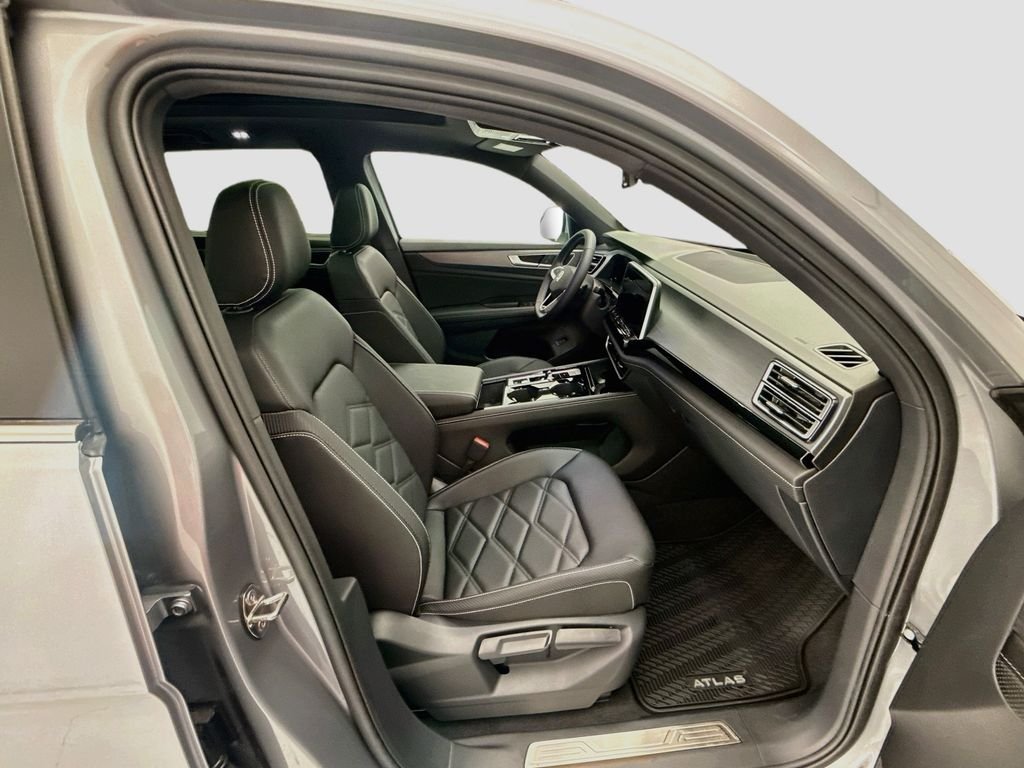 New 2026 Silver Mist Metallic Volkswagen SE w/Technology image 19