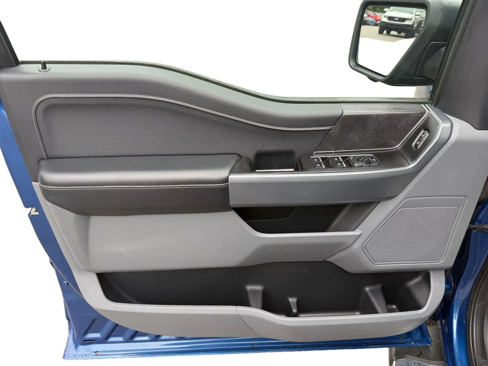 Used 2024 Atlas Blue Ford XLT image 9