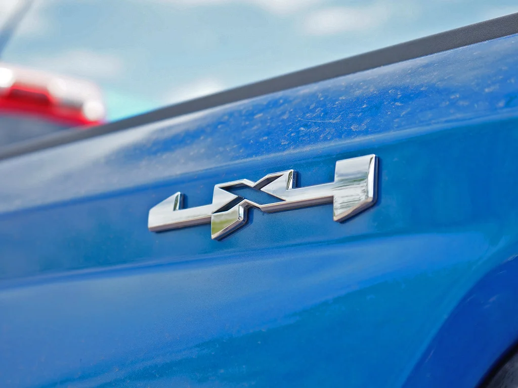 Used 2023 Dynamic Blue Metallic GMC 4WD Elevation image 7