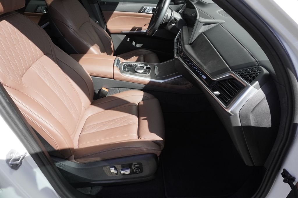 Used 2025 White BMW M60i image 23