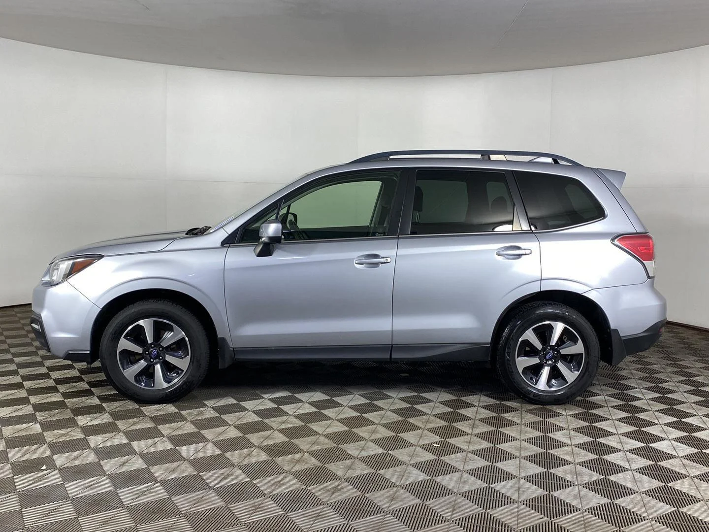 Used 2018 Ice Silver Metallic Subaru Limited image 9