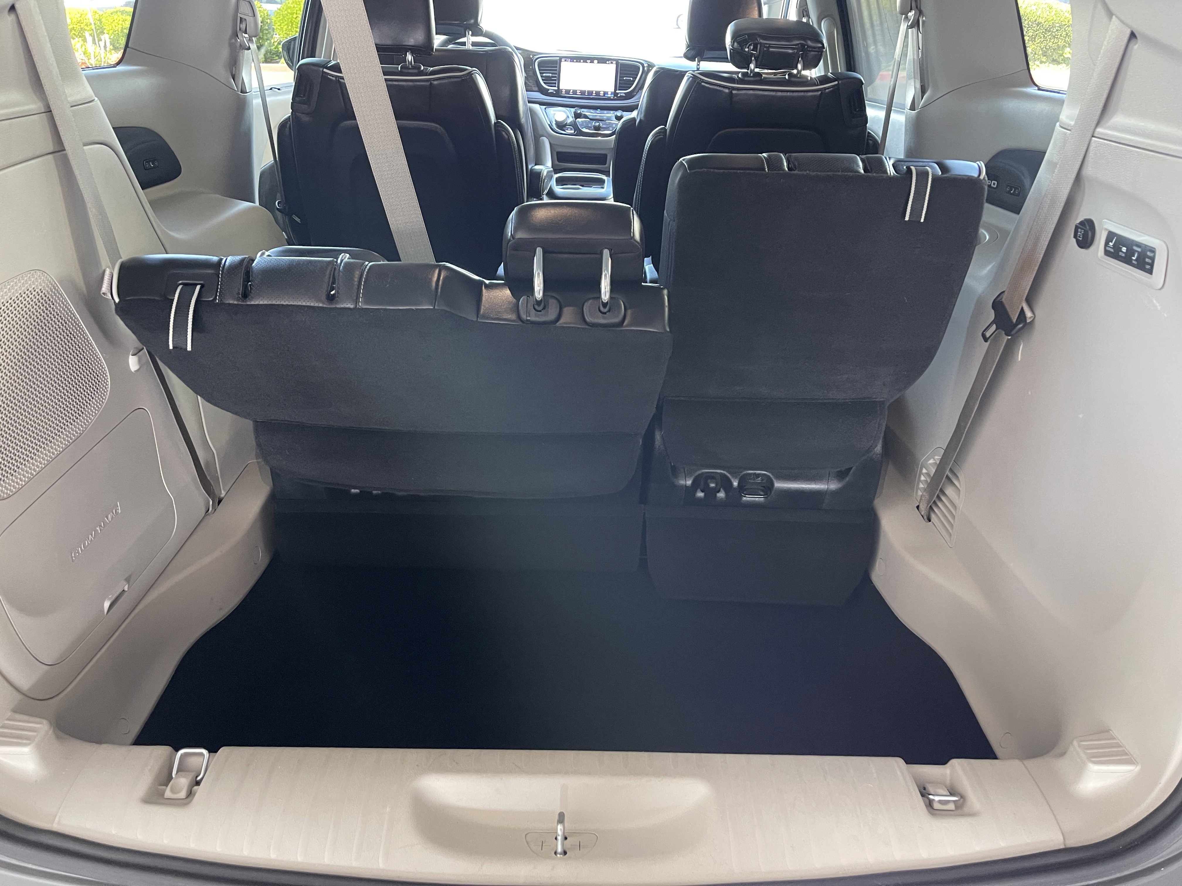 Used 2022 White Chrysler Limited image 23
