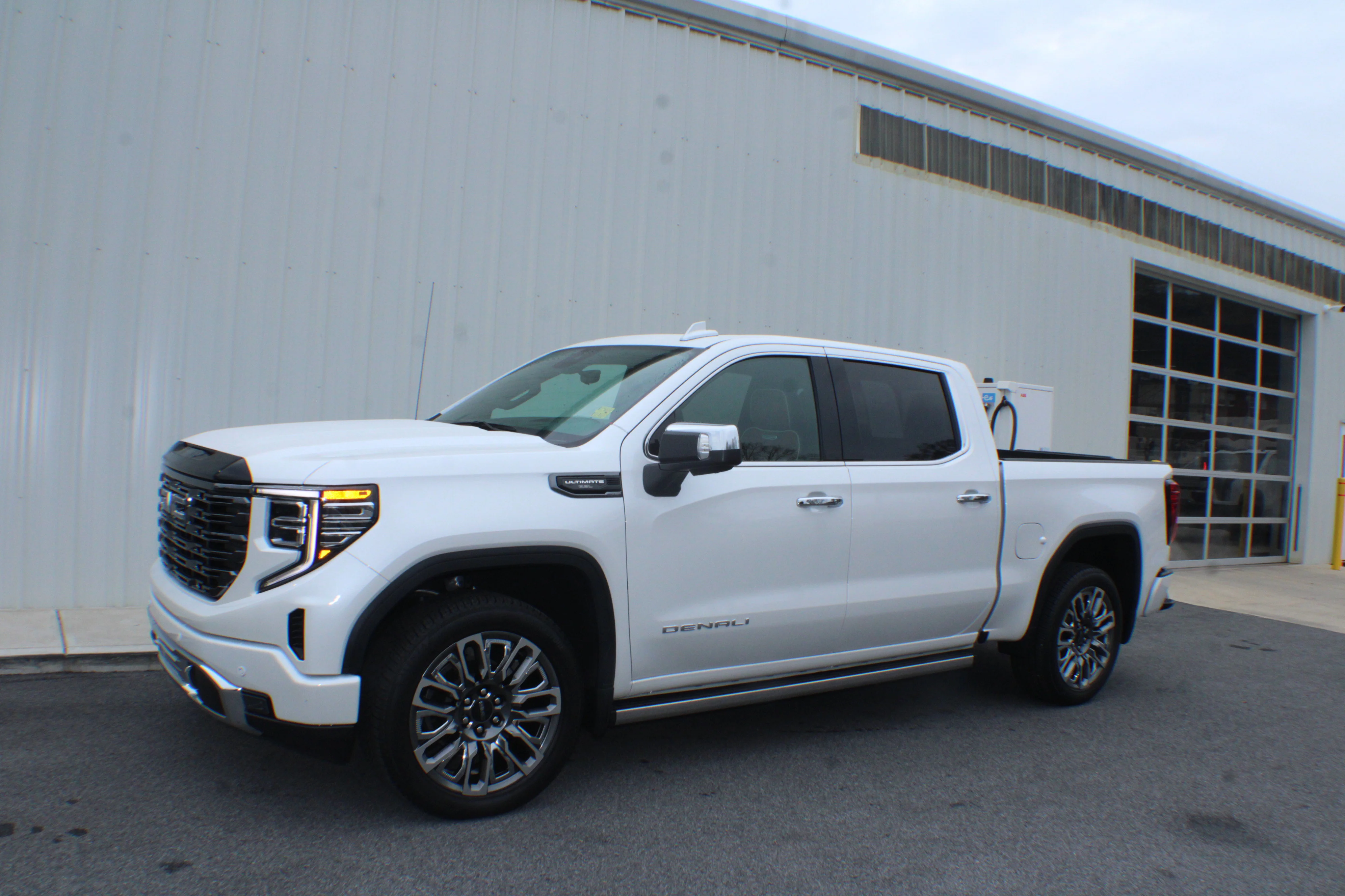 Certified Used 2025 White Frost Tricoat GMC Denali Ultimate image 4