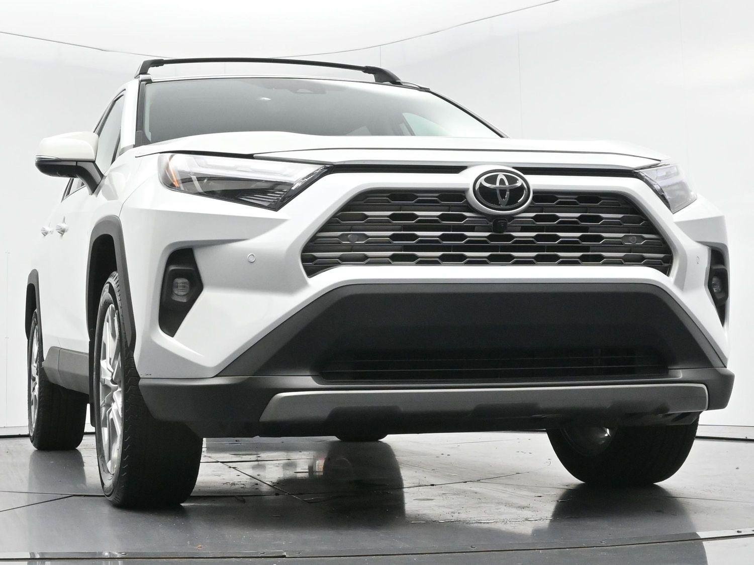 Used 2025 Wind Chill Pearl Toyota Limited image 46