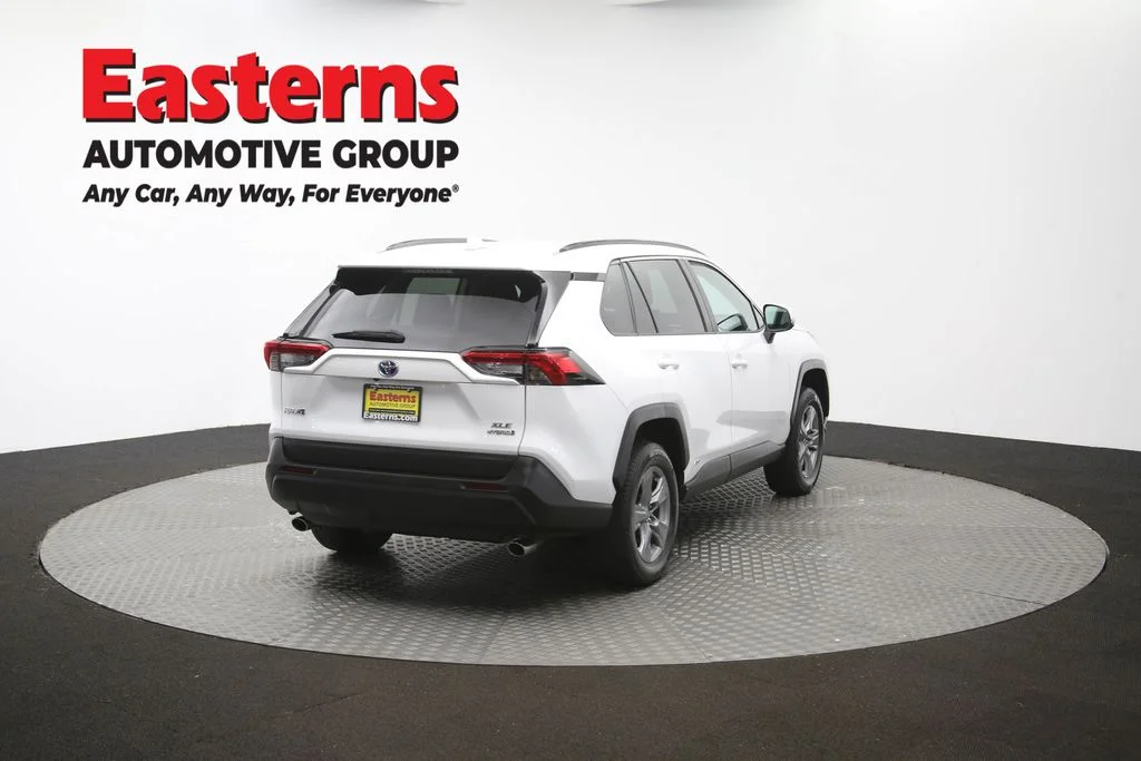 Used 2022 White Toyota XLE image 39
