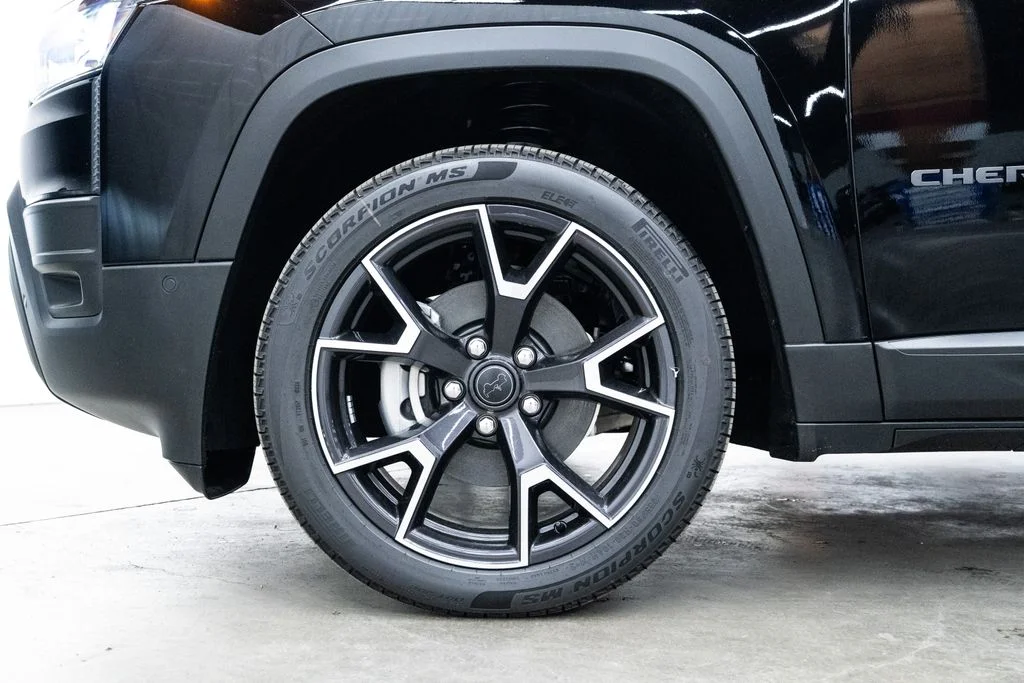 New 2026 Diamond Black Crystal Pearl-Coat Exterior Paint Jeep Overland image 7