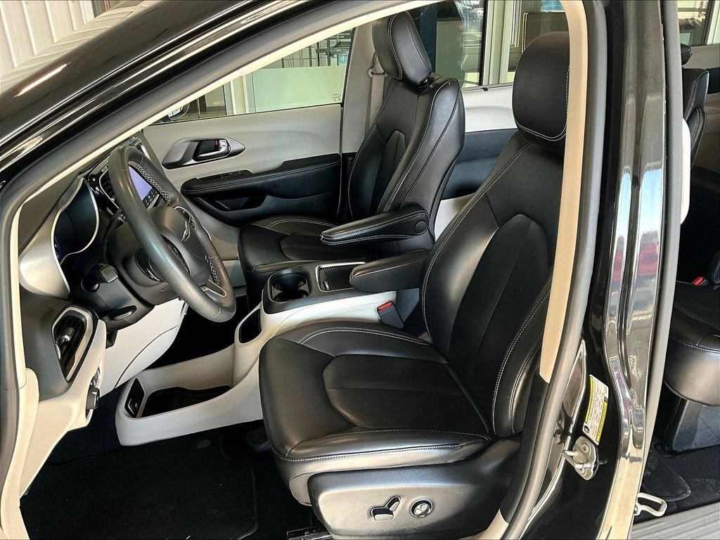 Used 2023 Black Chrysler Touring L image 10