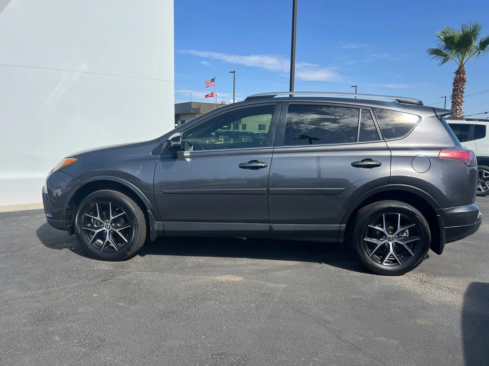 Used 2018 Magnetic Gray Metallic Toyota SE image 4