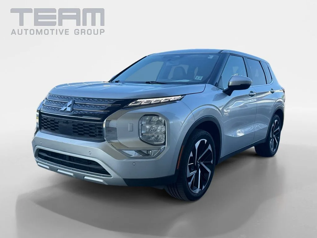 Used 2024 Red Mitsubishi SE image 3