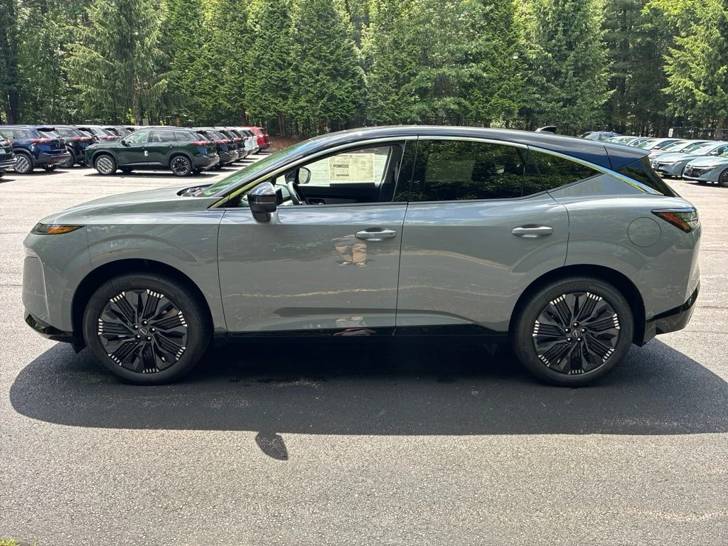 New 2026 Boulder Gray Pearl / Super Black Two-tone Nissan Platinum image 4