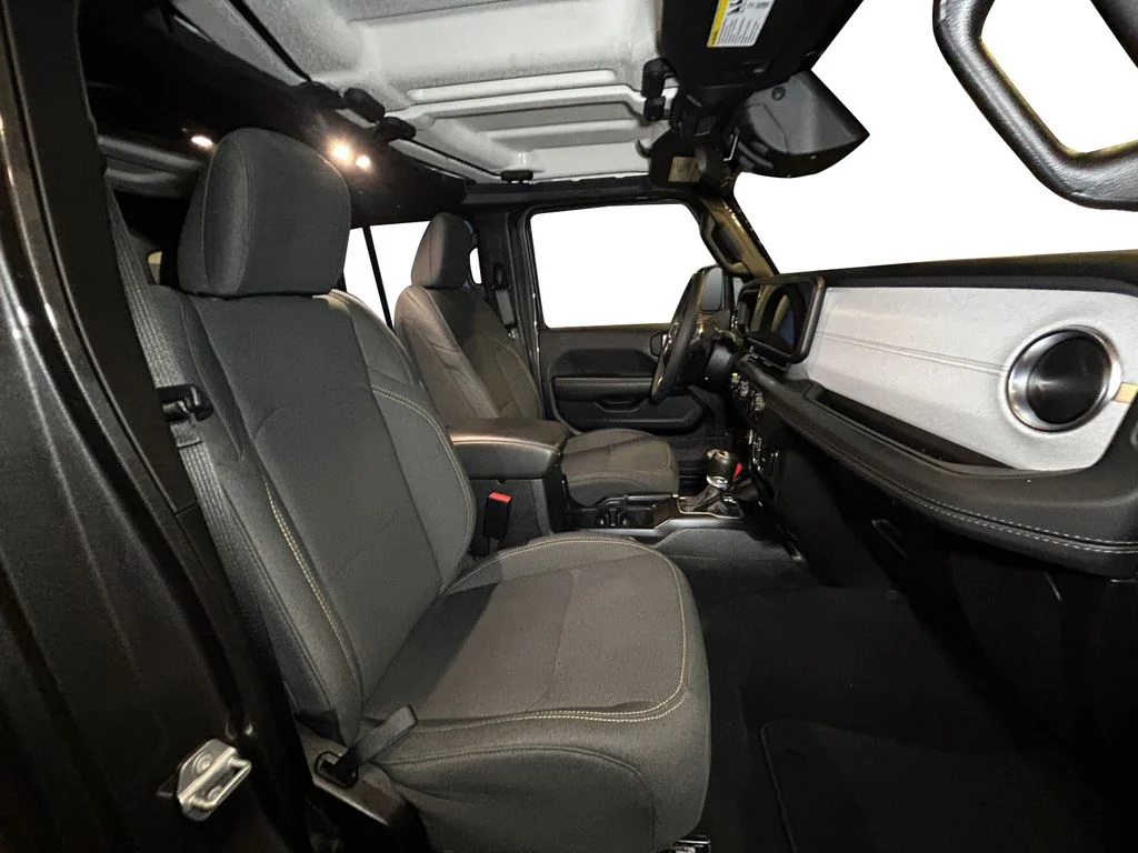 Used 2025 Crystal Metallic Jeep Sahara image 15