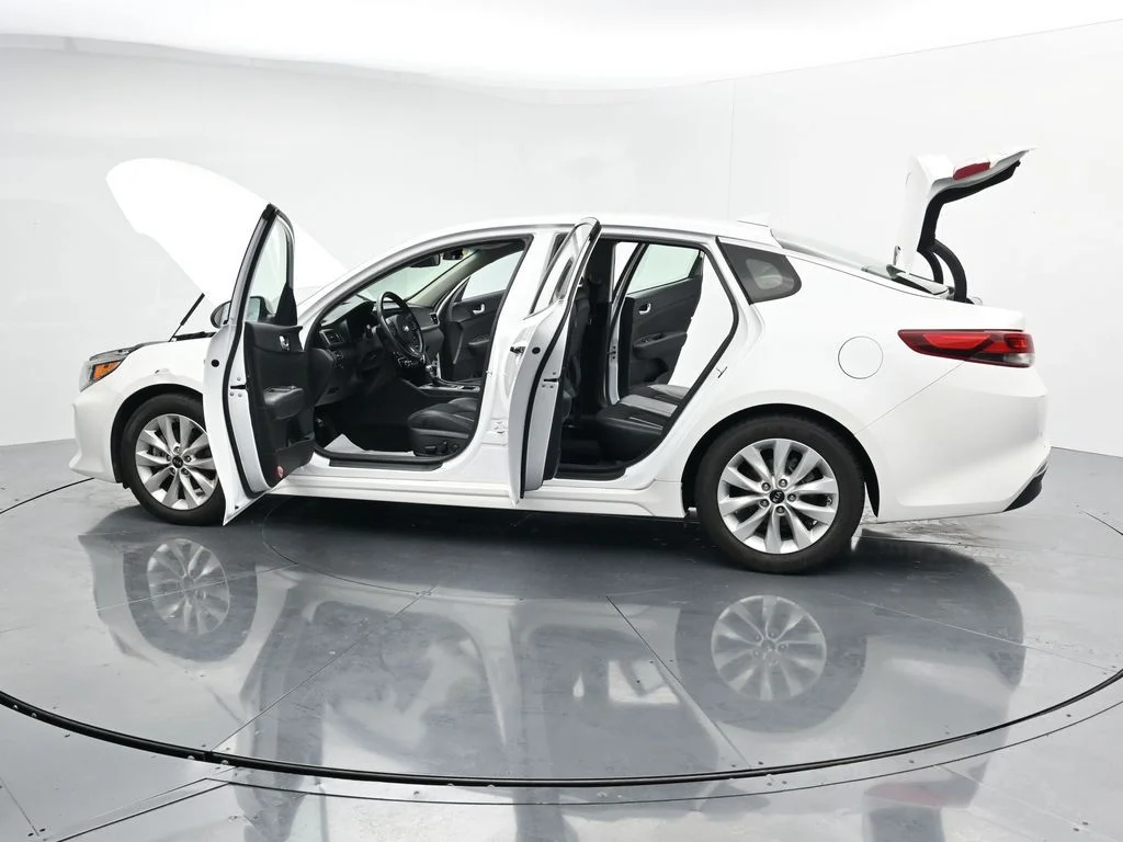 Used 2018 White Kia S image 38