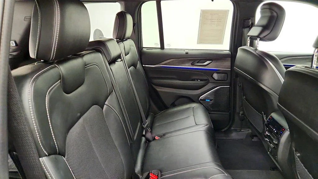 Used 2023 Rocky Mountain Pearlcoat Jeep Overland 4x4 w/ Adv ProTech III & Luxury Tech IV image 22