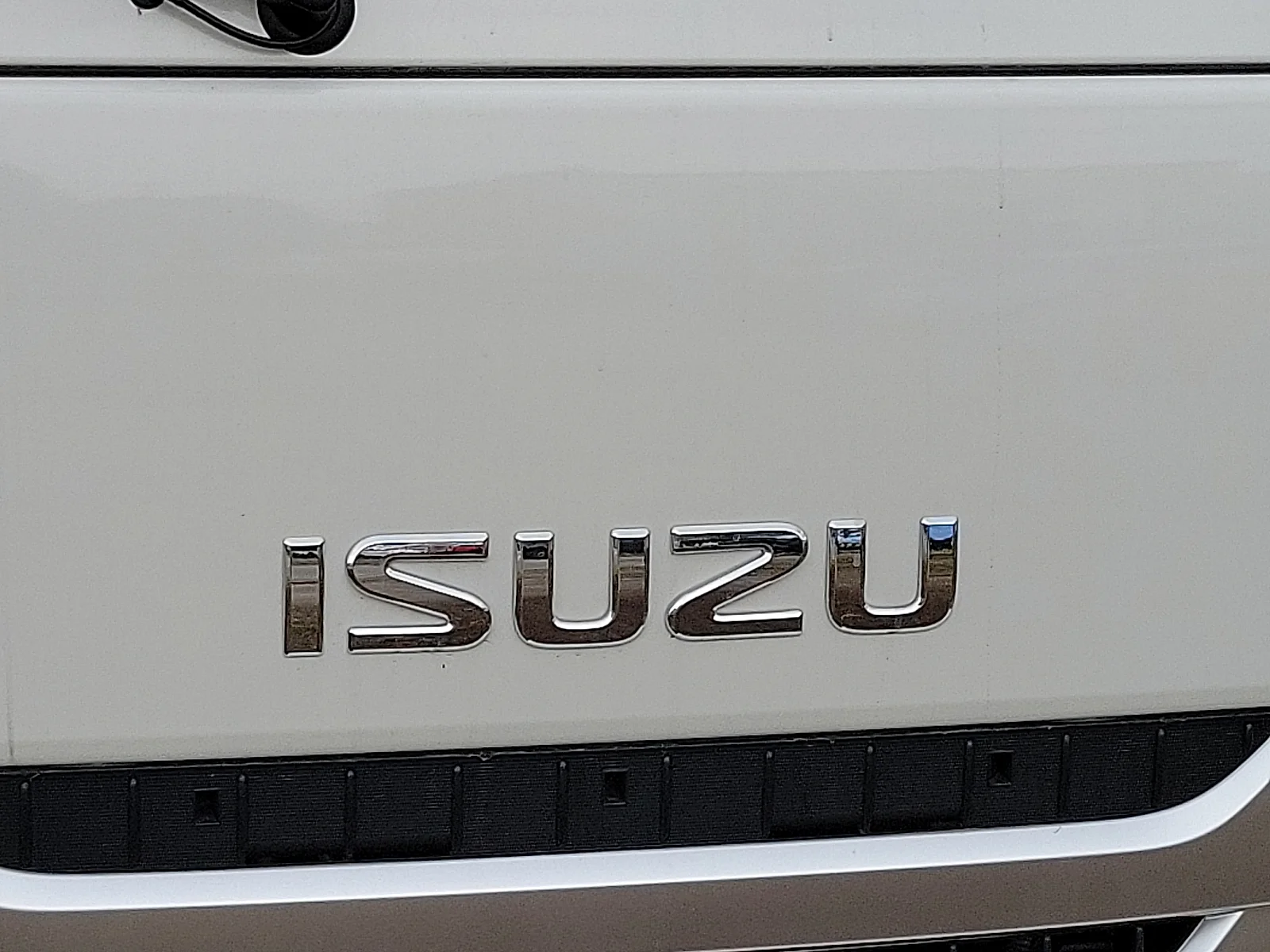 New 2026 ARCTIC WHITE ISUZU  image 18