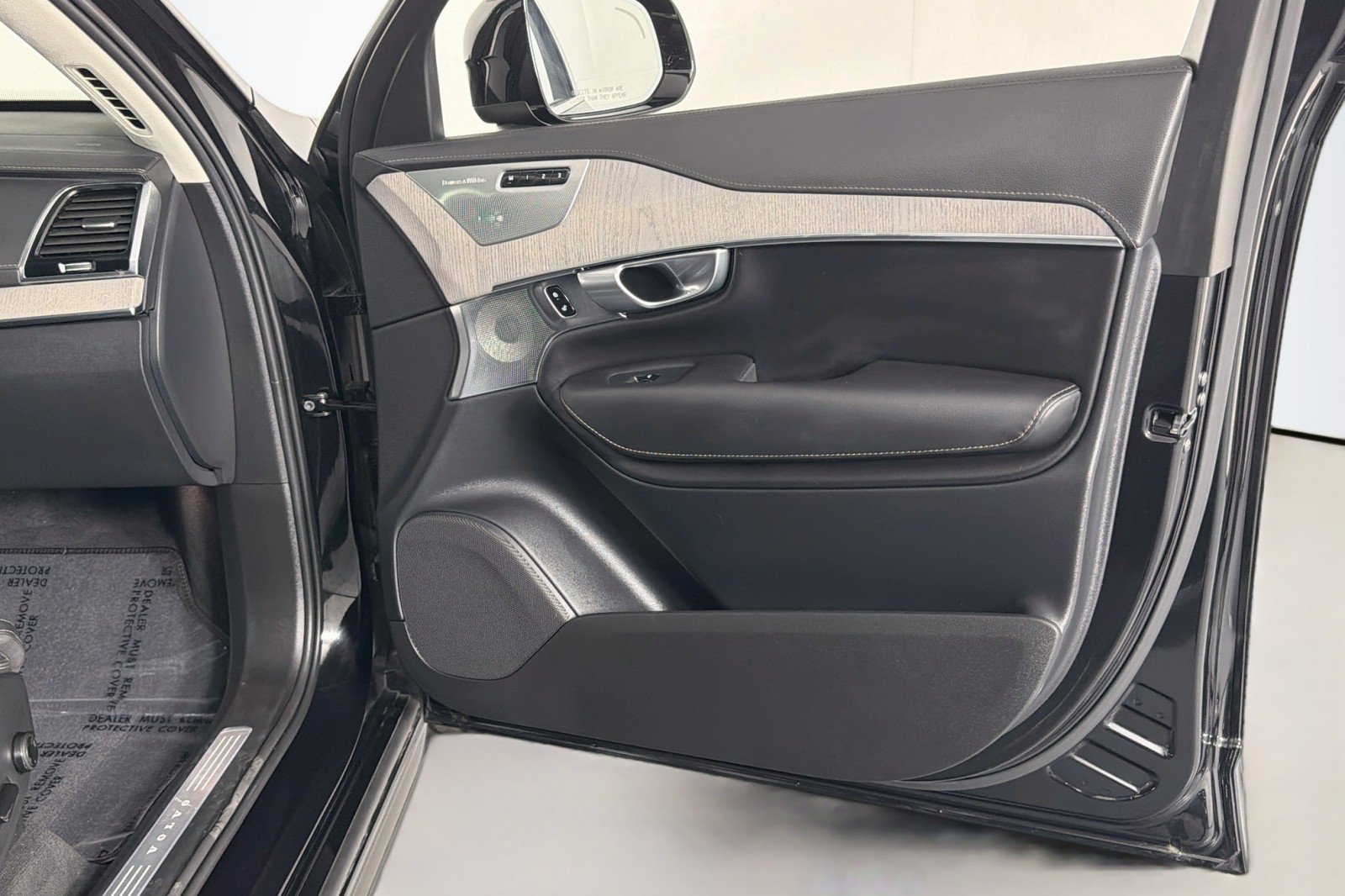 Used 2024 Onyx Black Metallic Volvo Ultimate Bright Theme image 25
