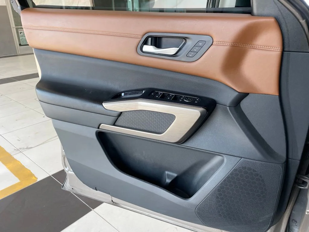 Used 2024 Black Nissan Platinum image 9