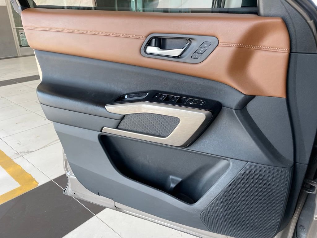 Used 2024 Black Nissan Platinum image 9
